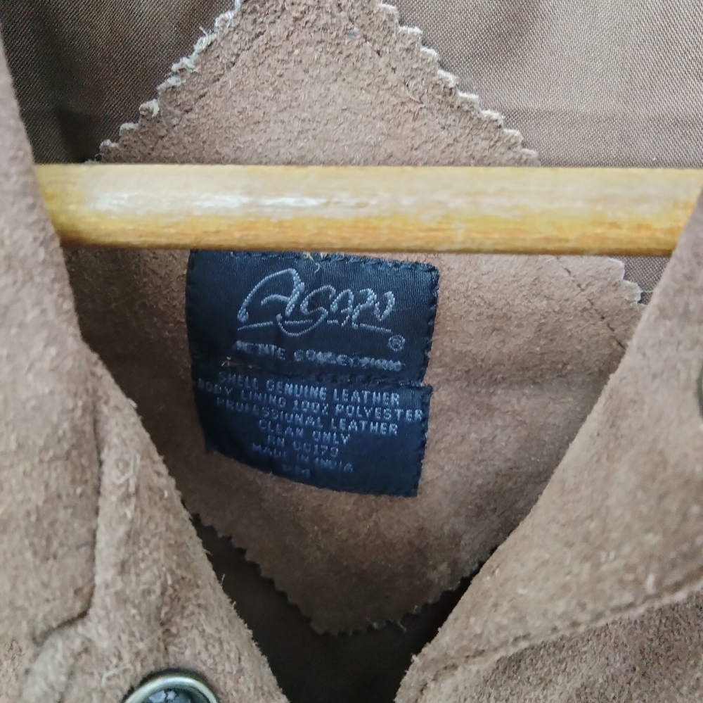 ⬇️ Price Drop!⬇️ Agapo Suede Vest in size PM - Picture 3 of 4